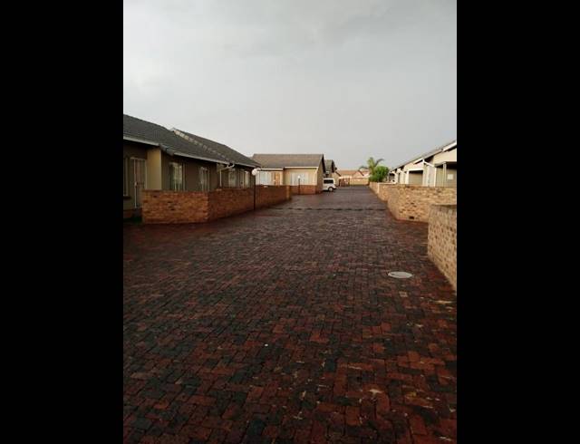 2 BEDROOM TOWNHOUSE FOR SALE IN ORMONDE